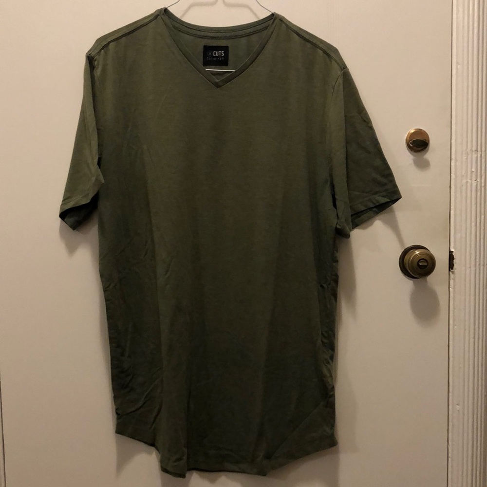 Cuts Clothing Men’s Curve Hem V-neck shirt